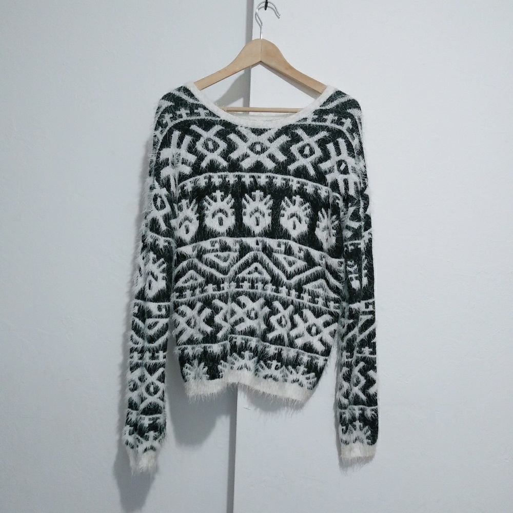 Bethany Mota fussy knit sweater black white

S